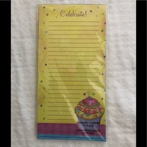 NWT Cupcake Magnetic Listpad